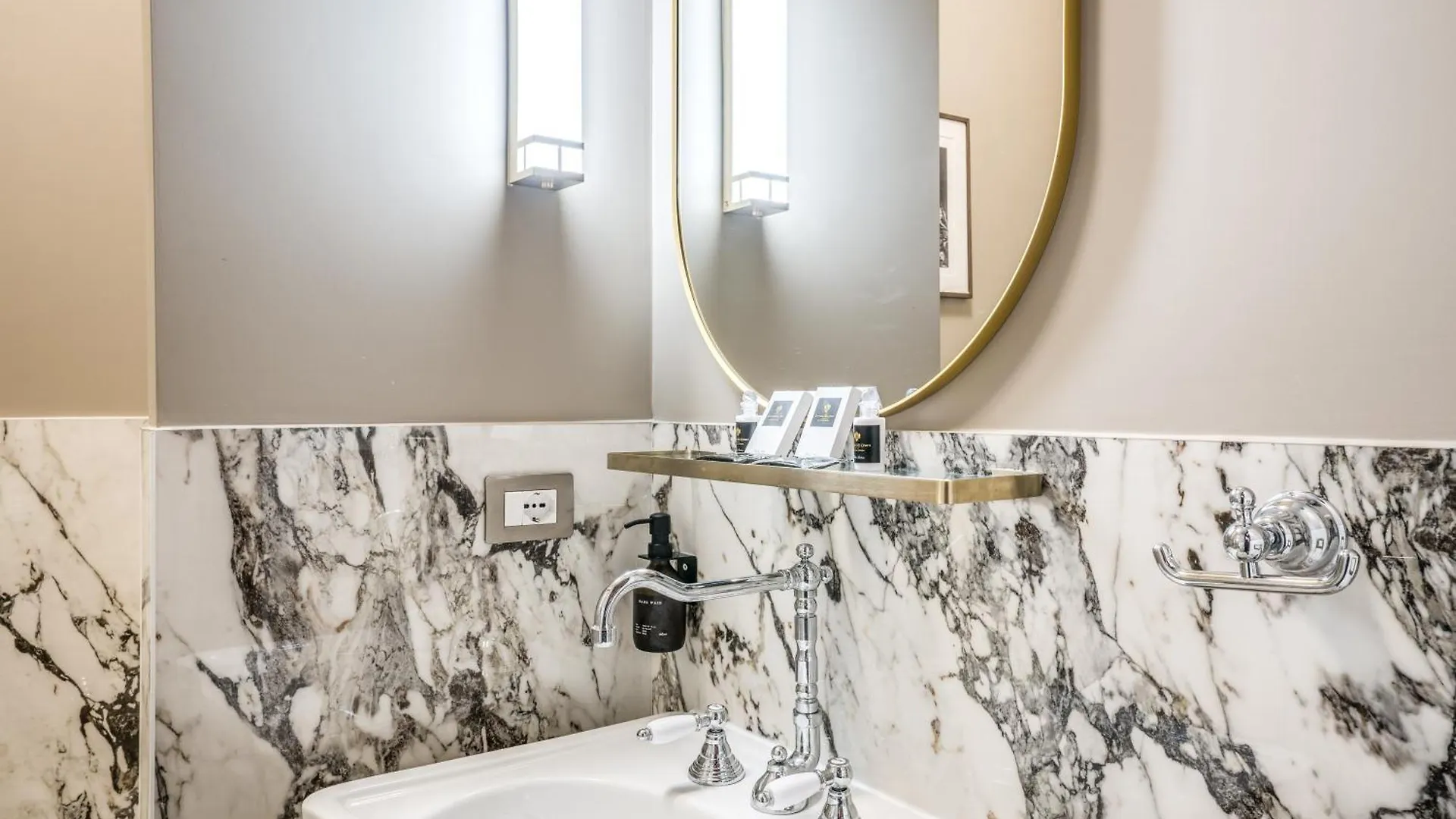 Antica Residenza Del Corso Otel Roma Konukevi